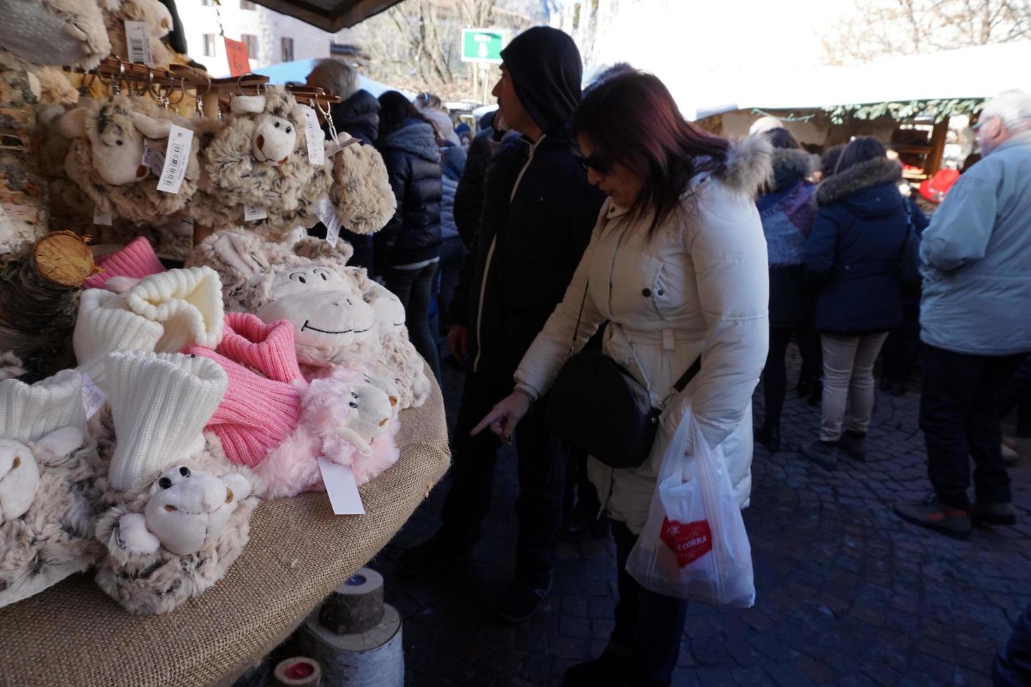 trente, Italië - december 9, 2017 - mensen Bij traditioneel Kerstmis markt foto