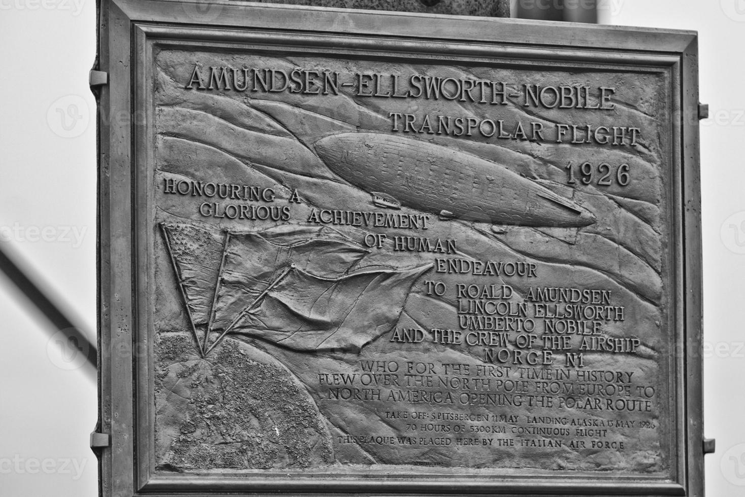 ny Alesund transpolair vlucht 1926 gedenkteken plaque foto