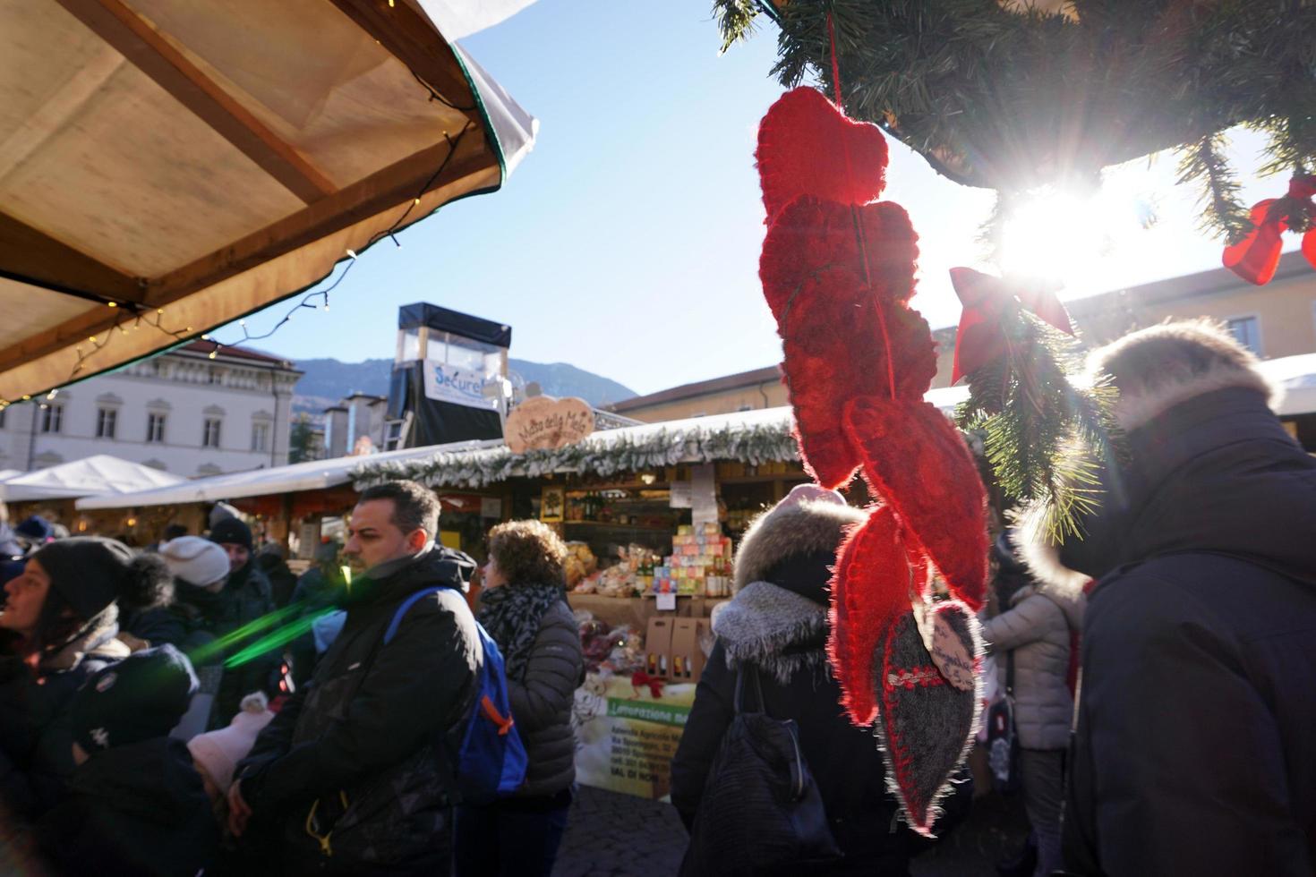 trente, Italië - december 9, 2017 - mensen Bij traditioneel Kerstmis markt foto