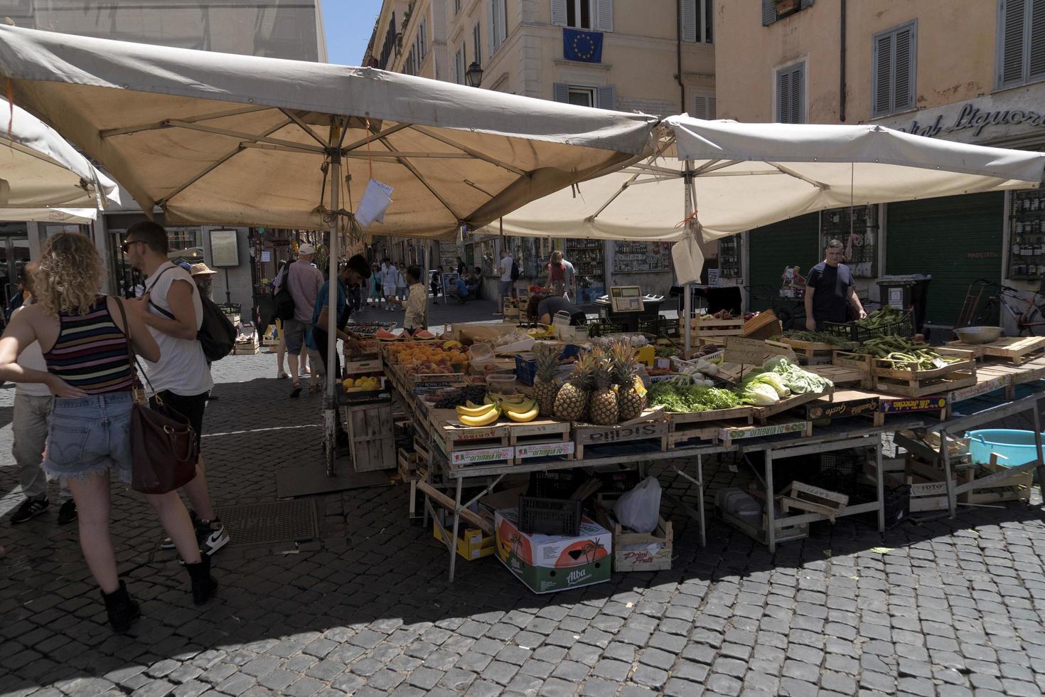 Rome, Italië - juni 16 2019 - campo dei fiori plaats markt foto