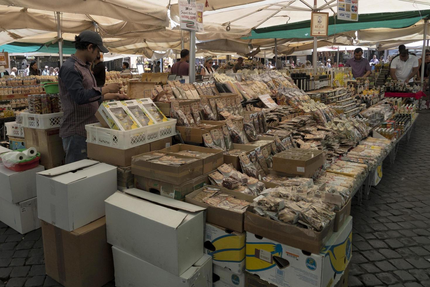 Rome, Italië - juni 16 2019 - campo dei fiori plaats markt foto