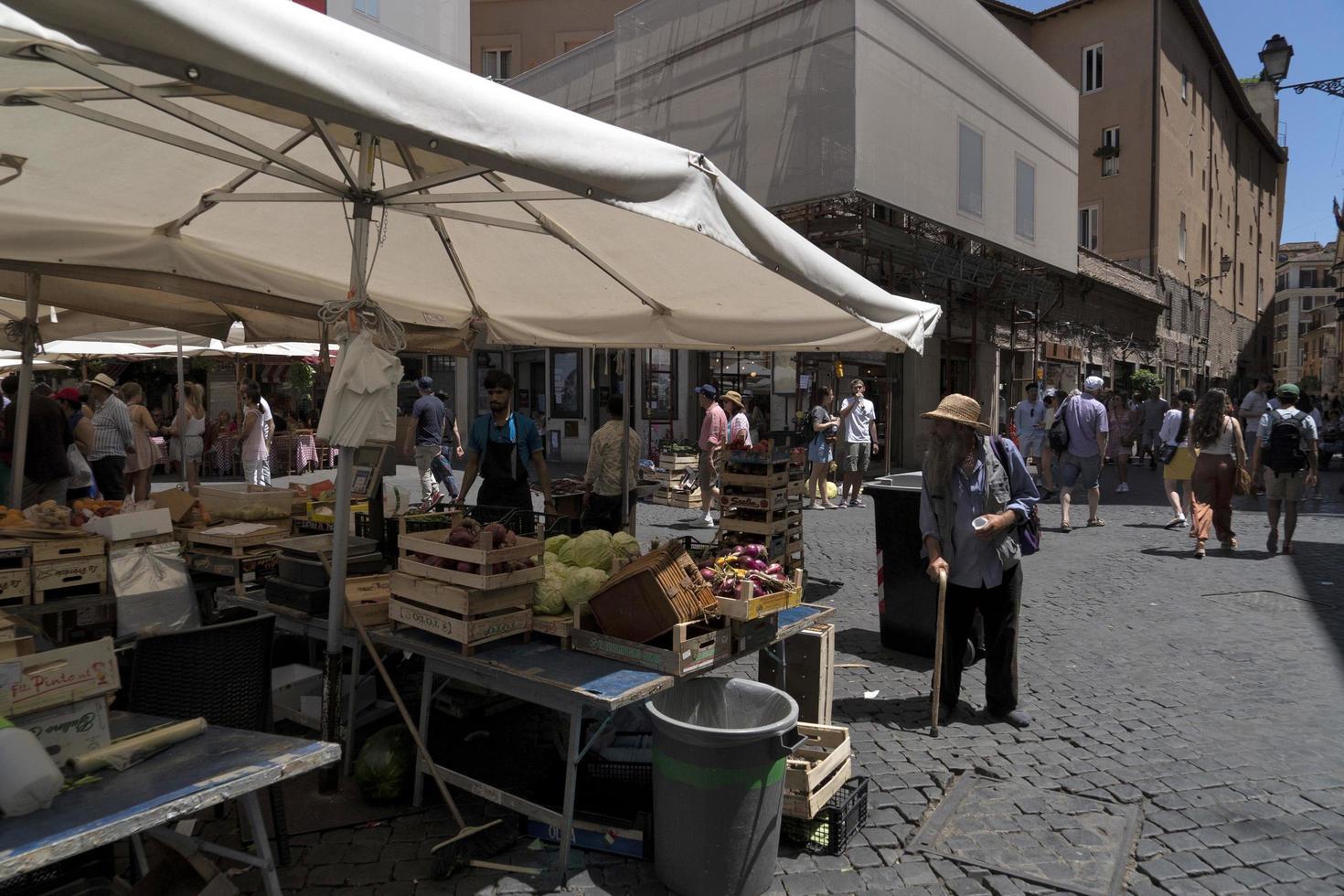 Rome, Italië - juni 16 2019 - campo dei fiori plaats markt foto