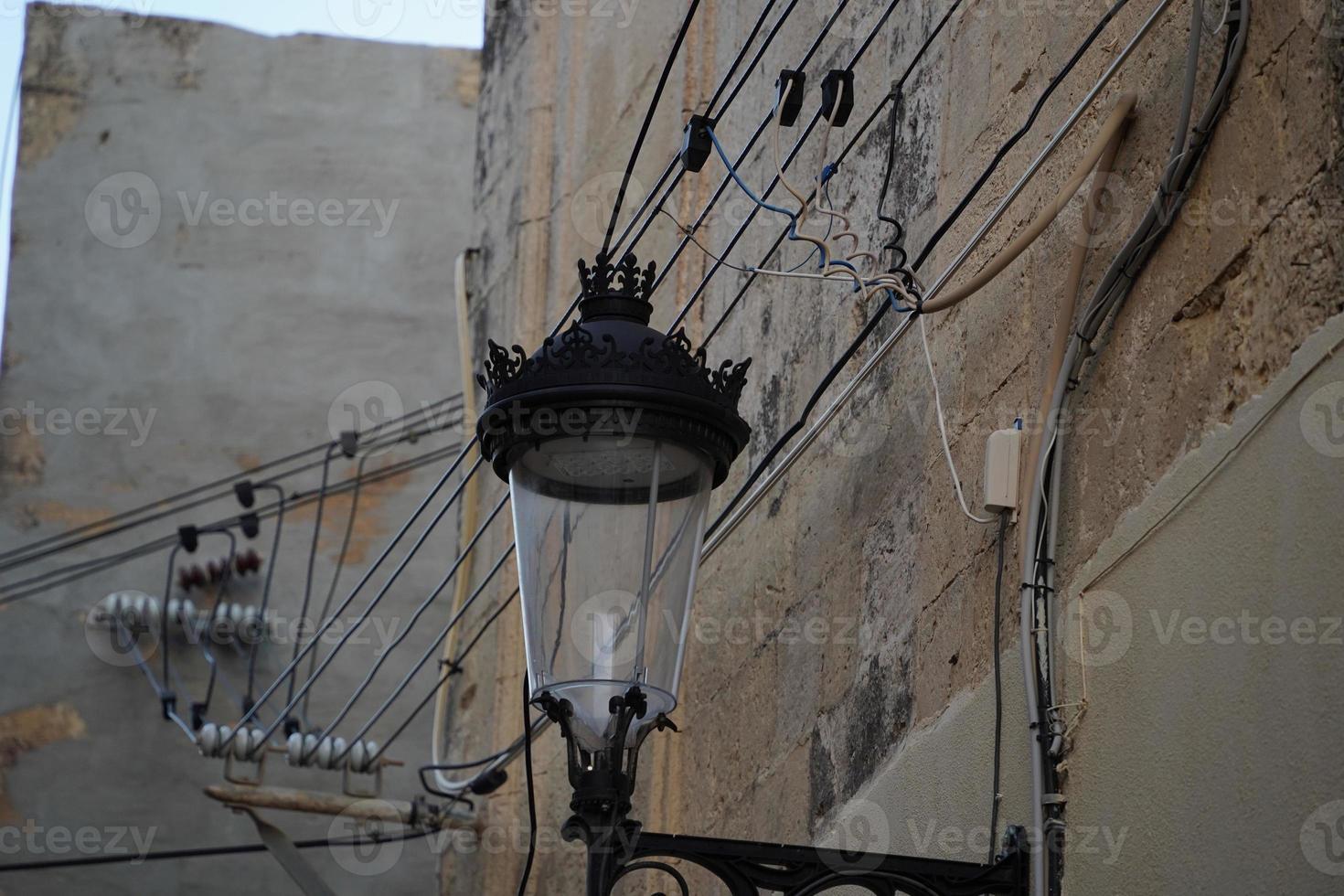 Malta elektrisch draden hangende Aan gebouw foto