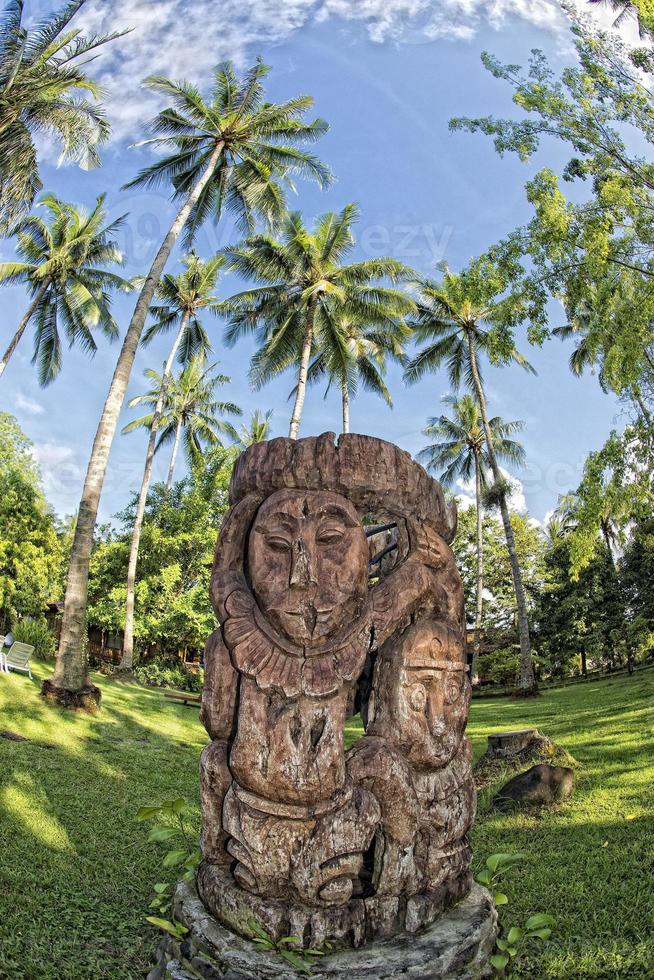 houten tiki Aan tropisch paradijs strand foto