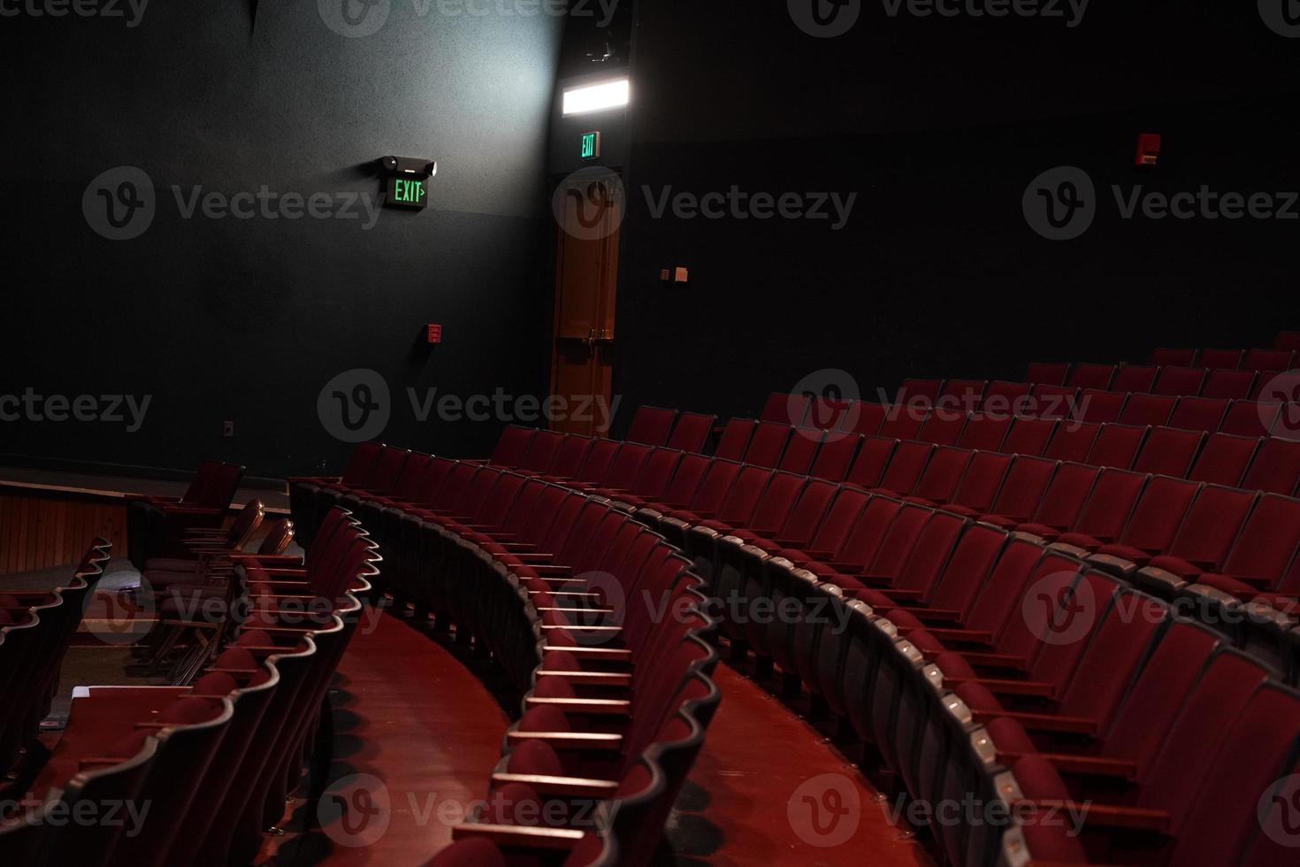 veel leeg stoel in theater foto