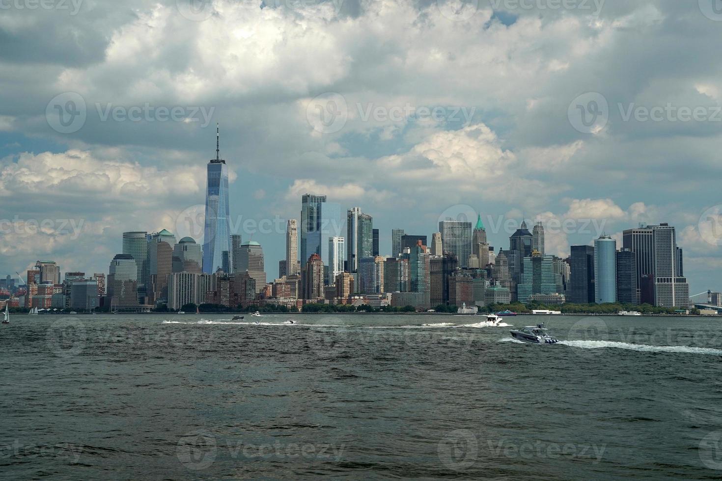 nieuw york visie stadsgezicht van Hudson rivier- vrijheid eiland foto