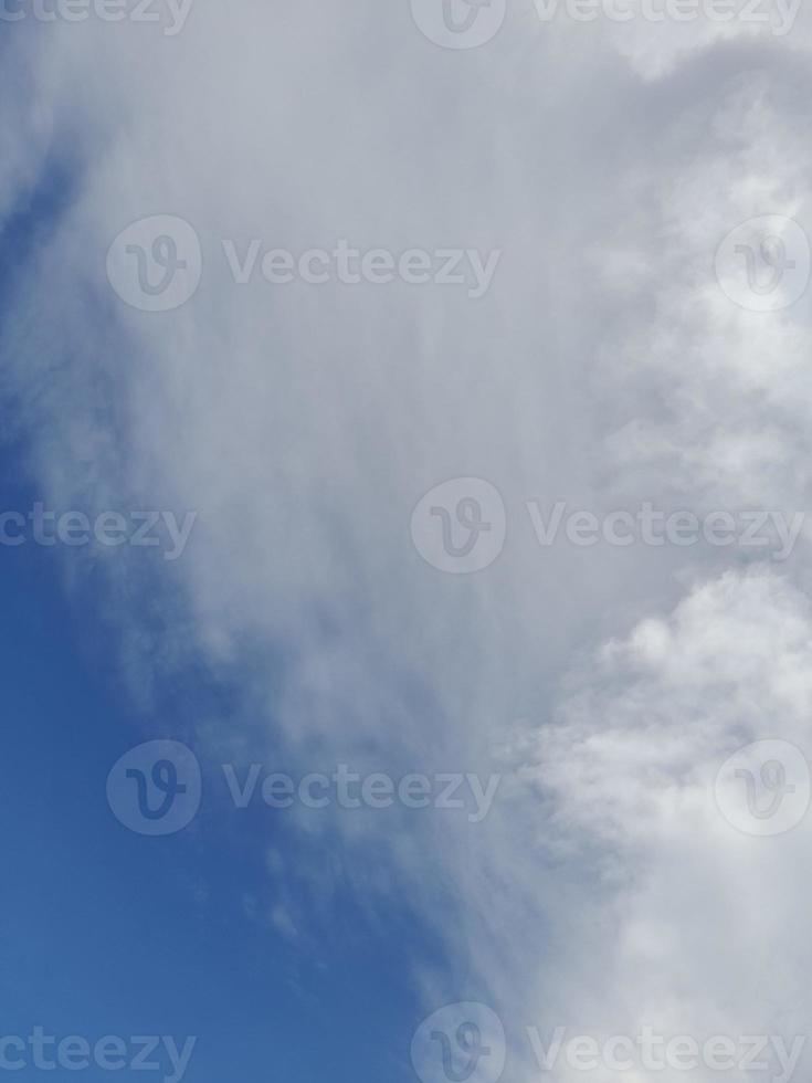 mooi wit wolken Aan diep blauw lucht achtergrond. elegant blauw lucht afbeelding in daglicht. groot helder zacht pluizig wolken zijn Hoes de geheel blauw lucht. foto