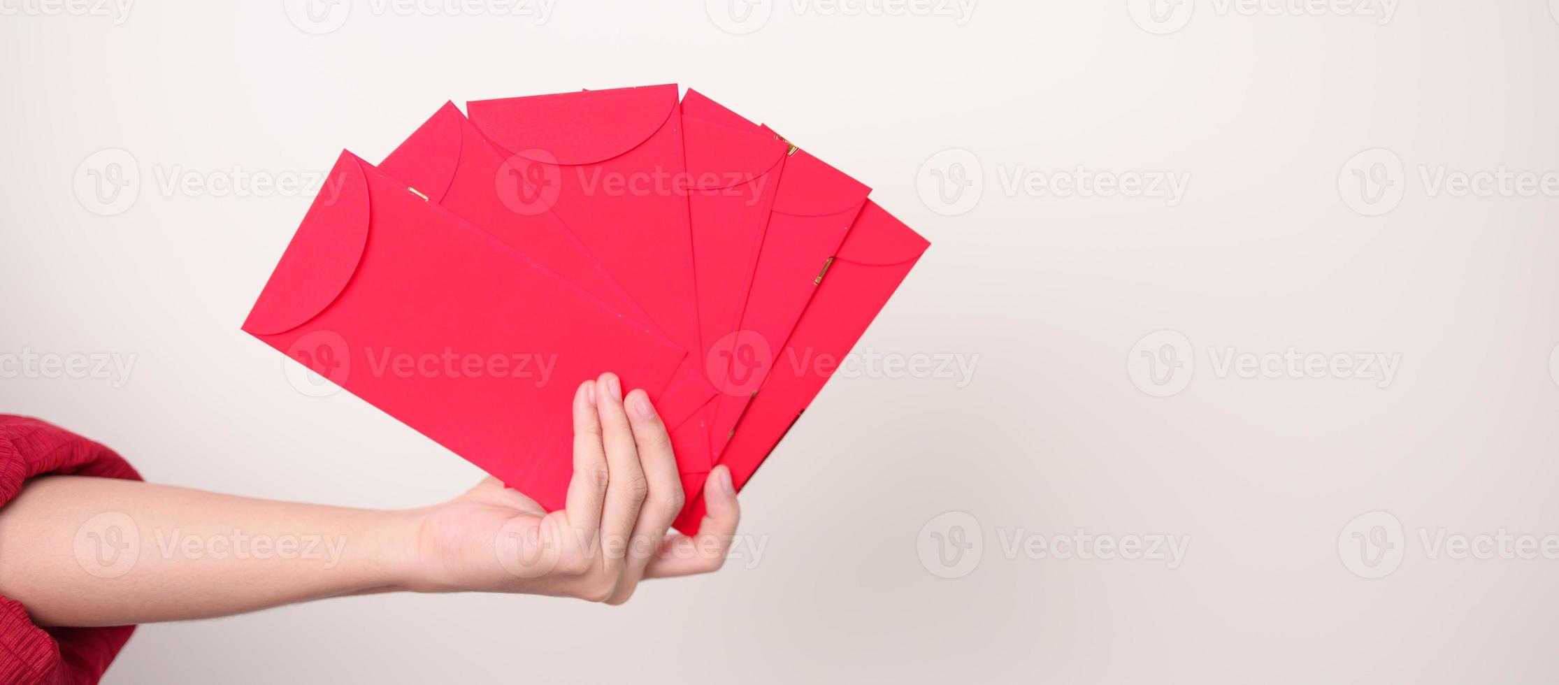 vrouw Holding Chinese rood envelop, geld geschenk voor gelukkig maan- nieuw jaar vakantie foto