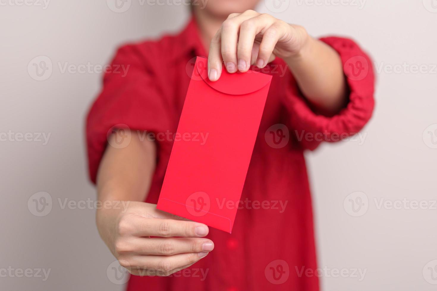 vrouw Holding Chinese rood envelop, geld geschenk voor gelukkig maan- nieuw jaar vakantie foto