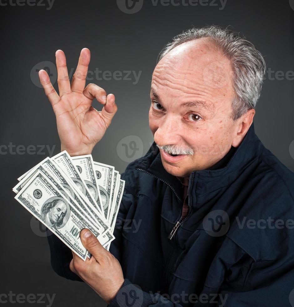 ouderen Mens tonen ventilator van geld foto