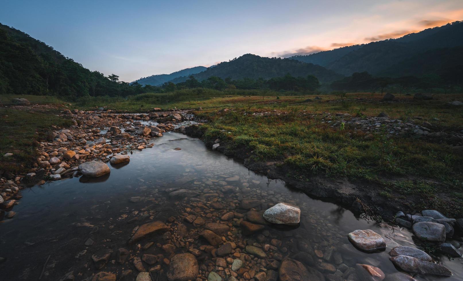 natuur landschapsmening van zoetwaterstroom foto