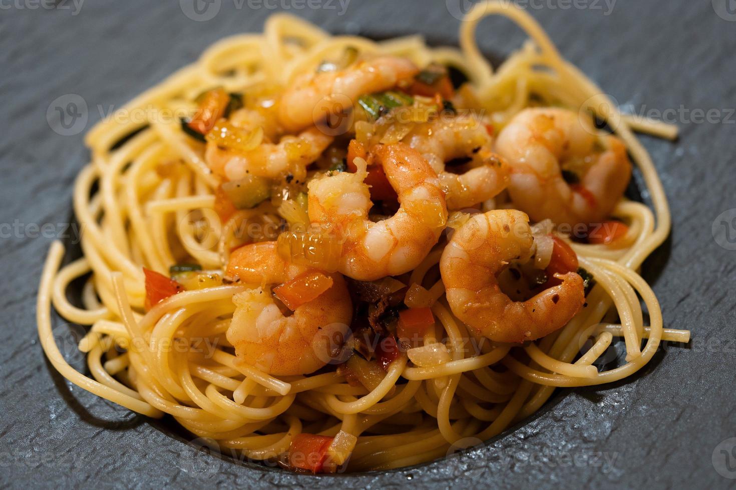 spaghetti alla busara pasta met garnalen een italien specialiteit foto