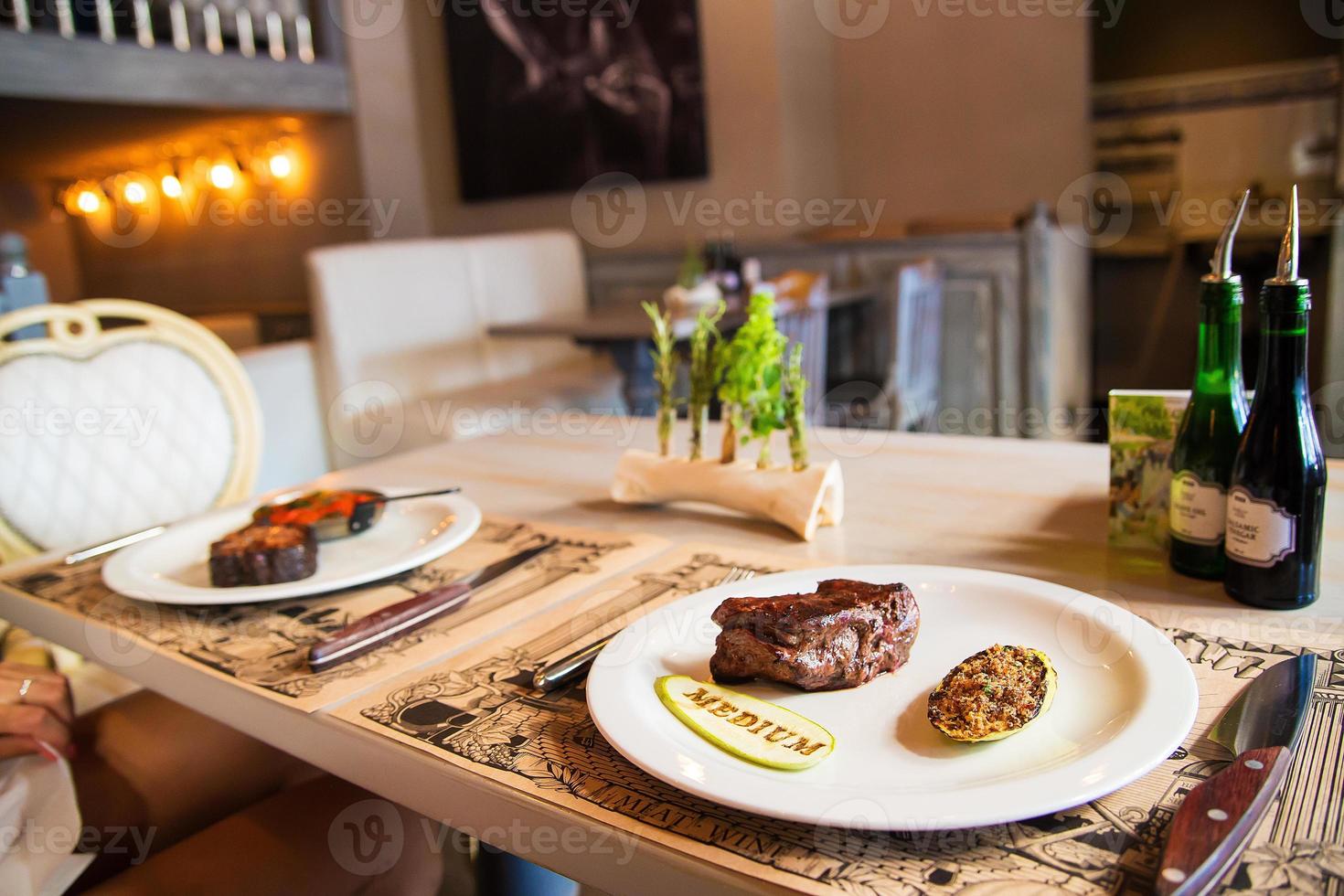 rundvlees steak met gegrild groenten geserveerd Aan bord foto