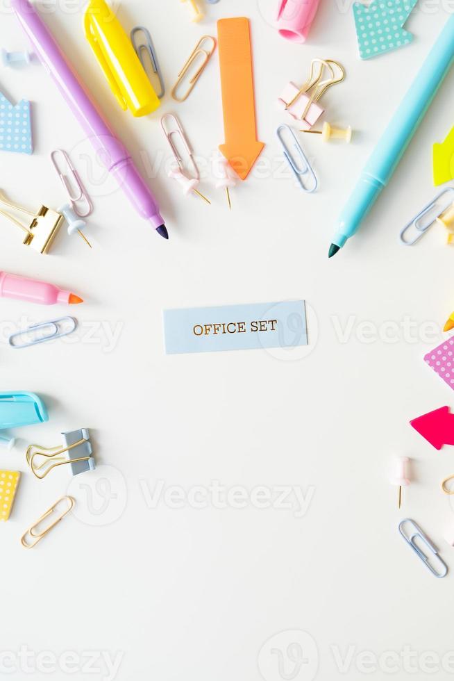 briefpapier, school- benodigdheden Aan een wit tafel in helder pastel kleuren. inscriptie. foto