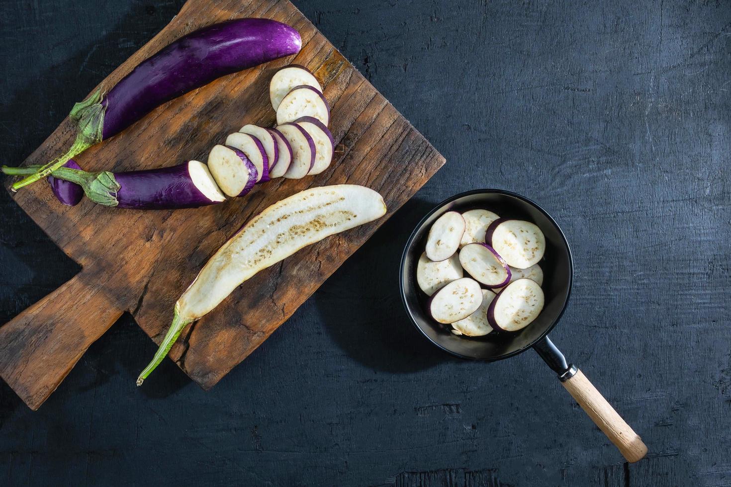 gehakte aubergine op een snijplank foto