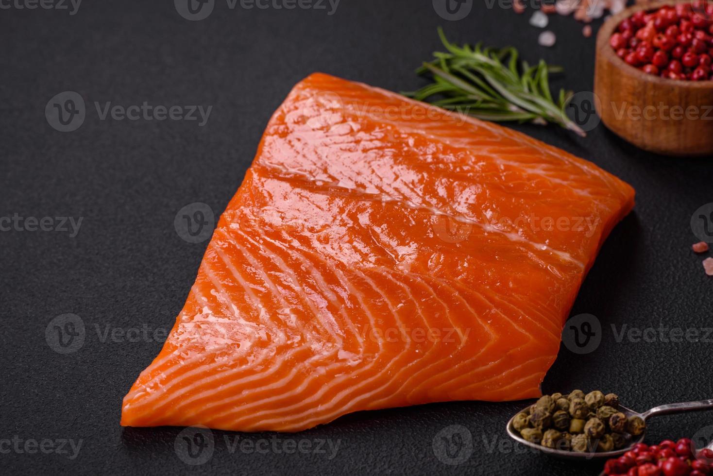 filet van rauw rood Zalm vis met zout, specerijen en kruiden foto