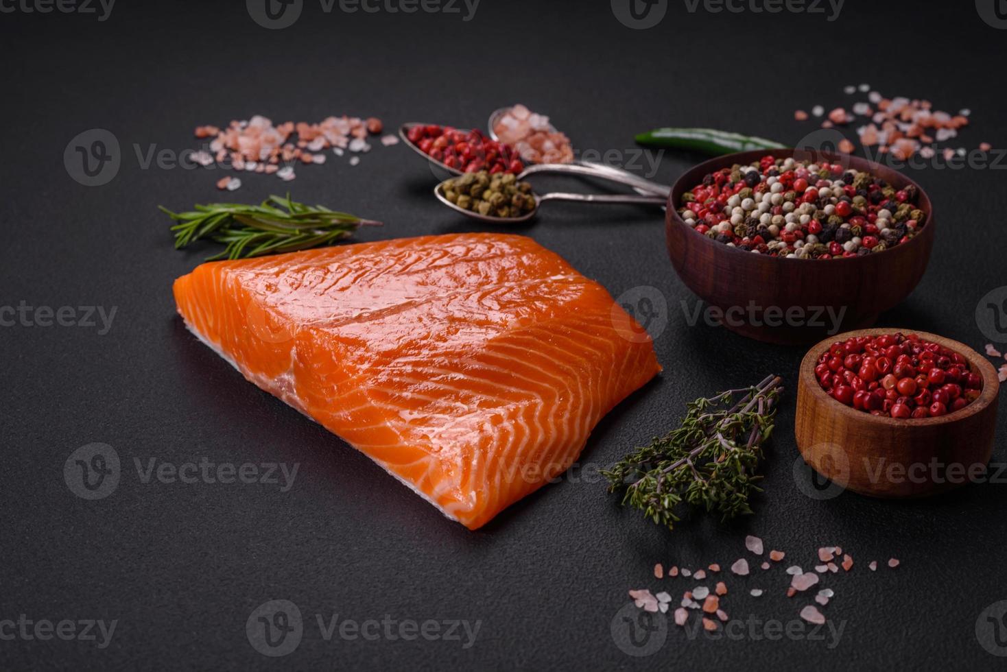 filet van rauw rood Zalm vis met zout, specerijen en kruiden foto