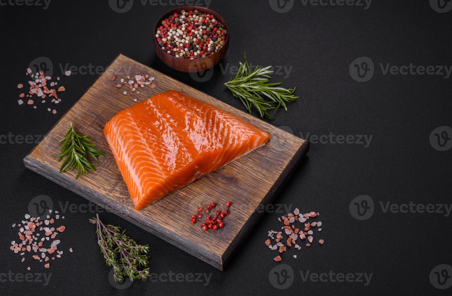 filet van rauw rood Zalm vis met zout, specerijen en kruiden foto