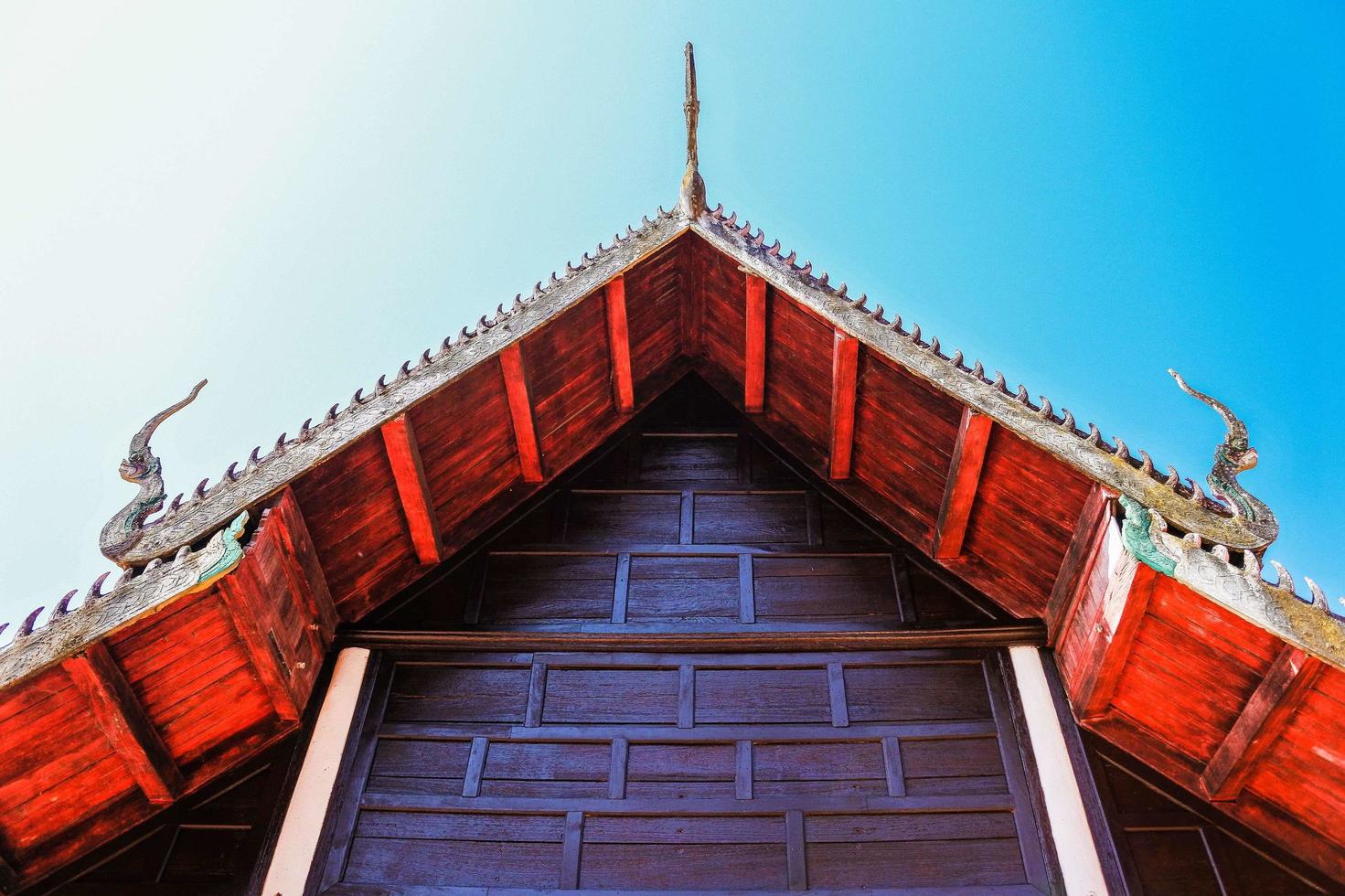 een gouden pagode in Thailand foto