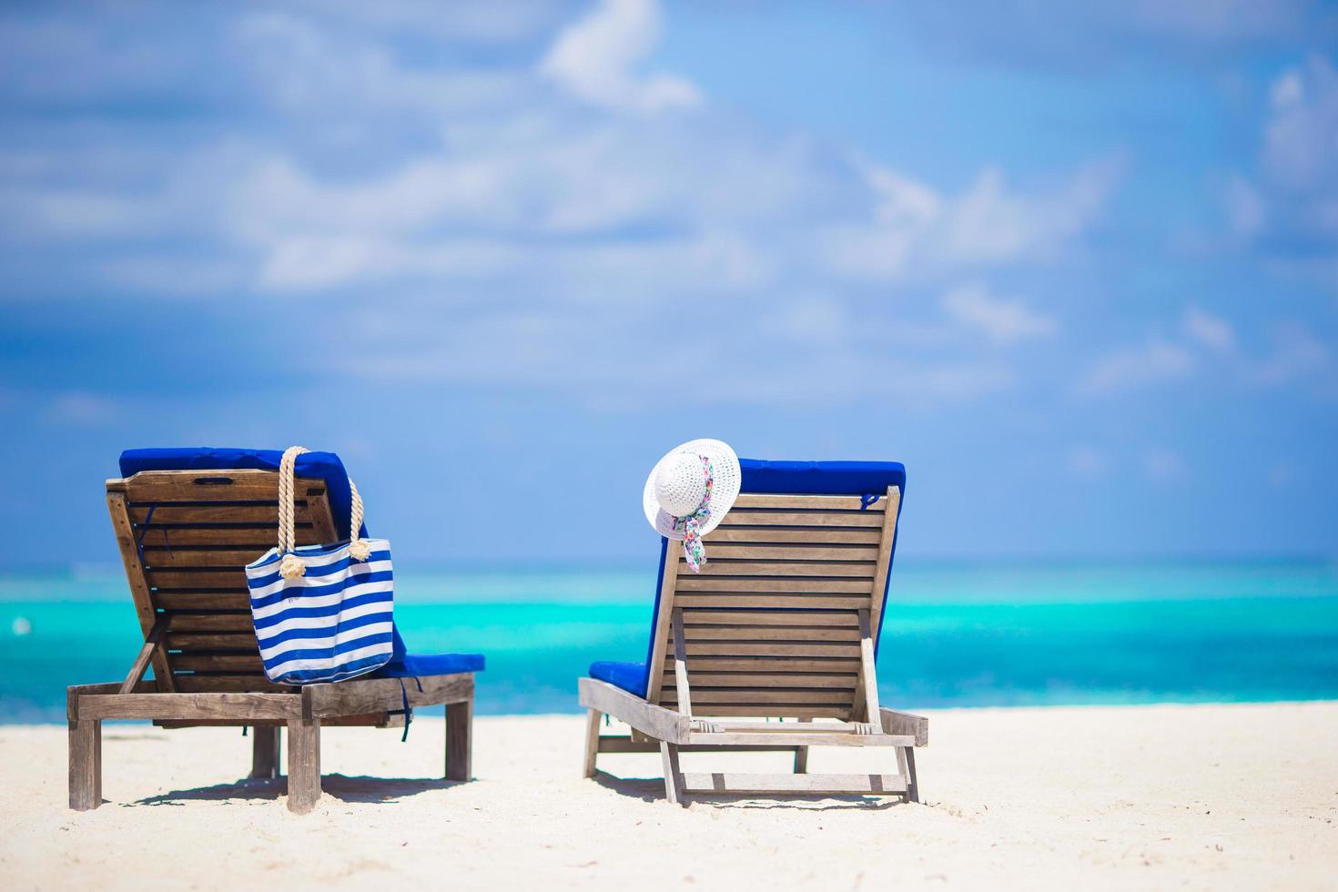 ligstoelen op een strand foto
