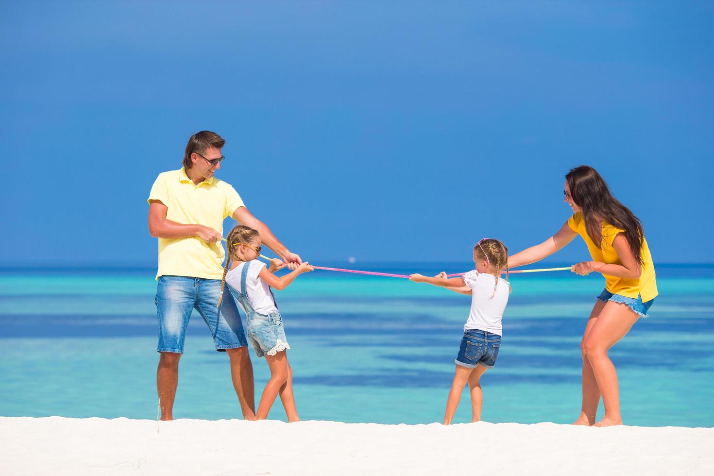 ouders en kinderen die touwtrekken spelen foto