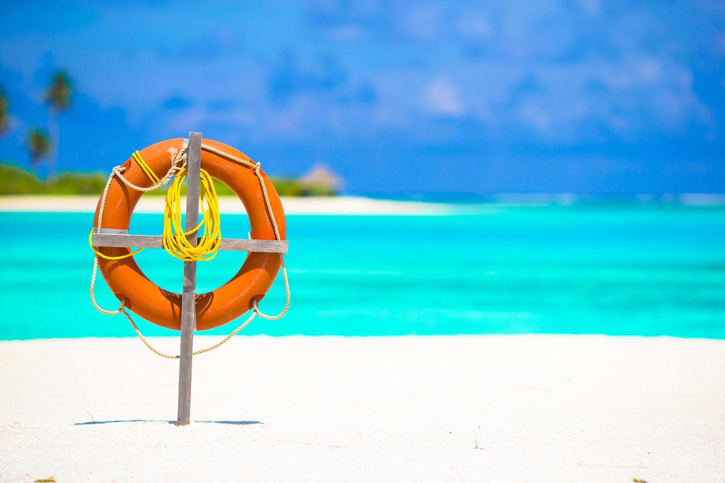 oranje reddingsboei op een wit strand foto