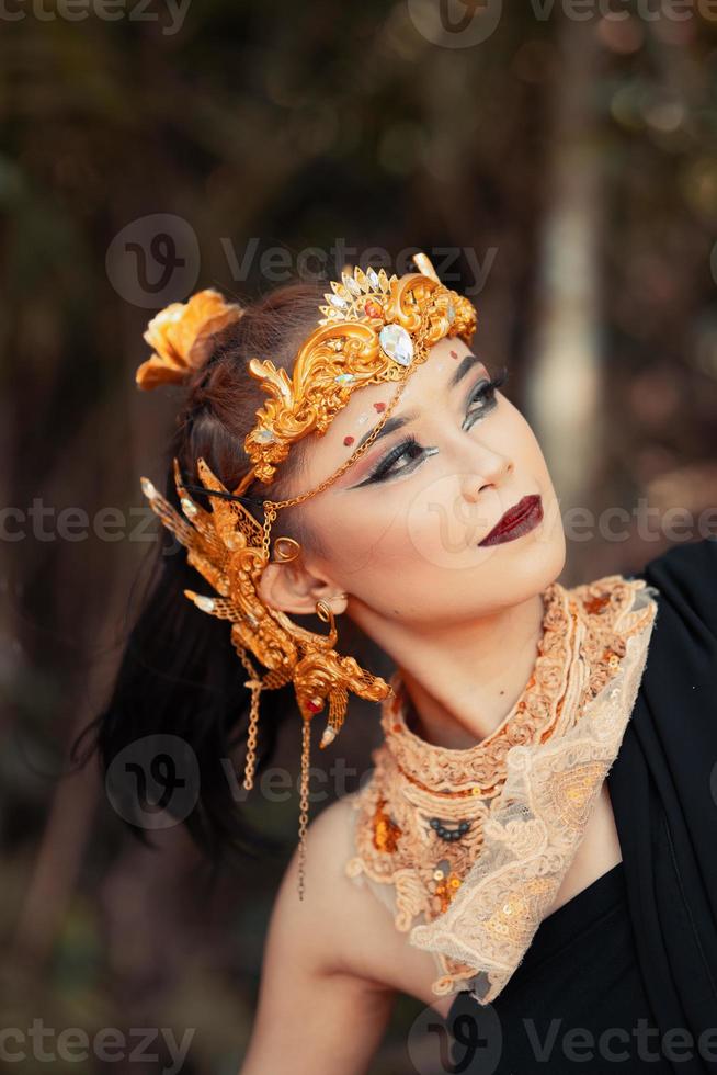 detailopname gezicht van een Aziatisch vrouw in bedenken vervelend goud kroon en goud accessoires met mooi gezichten foto