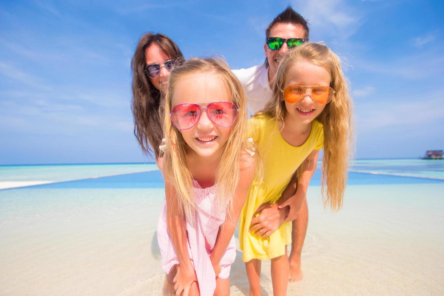 portret van een gezin tijdens zomervakantie foto