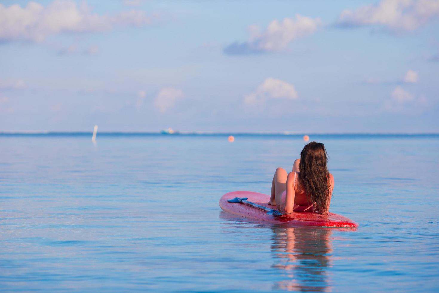 vrouw op een surfplank in het water foto