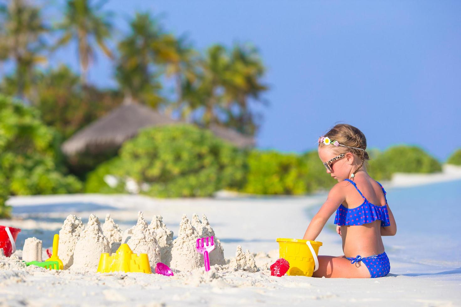 meisje spelen in wit zand op een strand foto