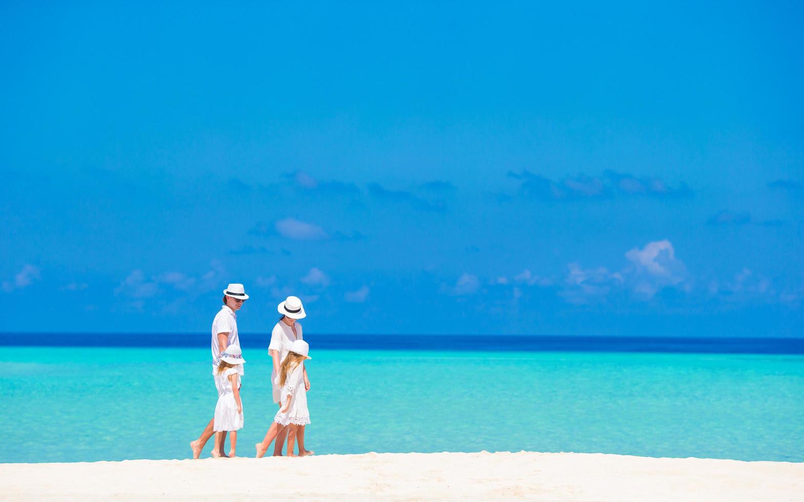 familie wandelen op een strand foto