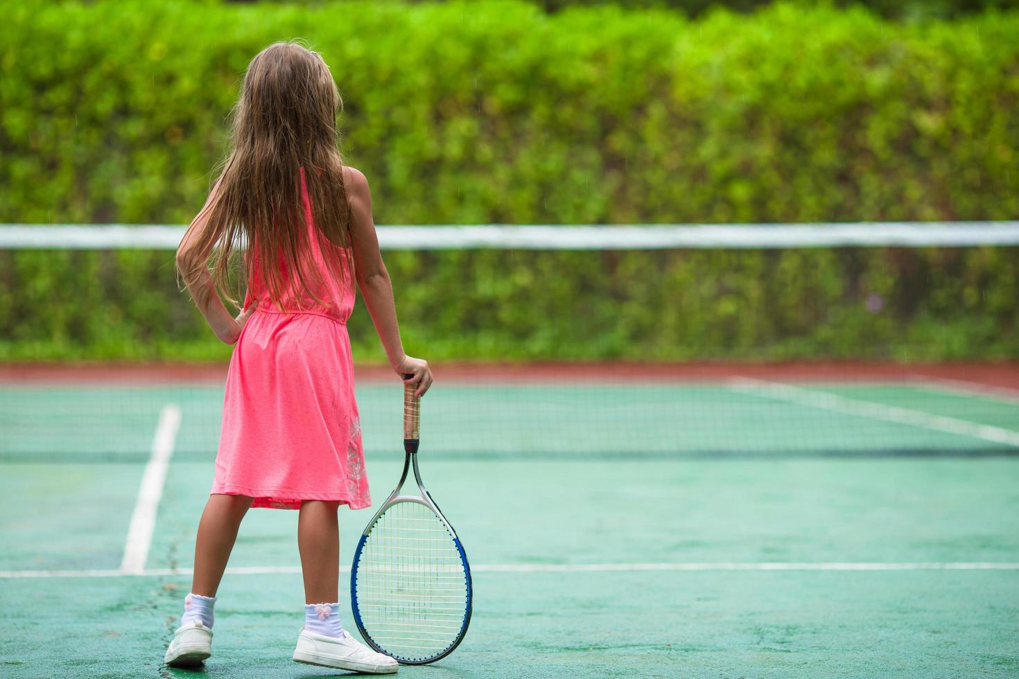 meisje op een tennisbaan foto