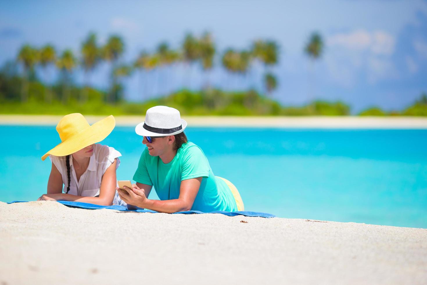 paar tot op een strand foto