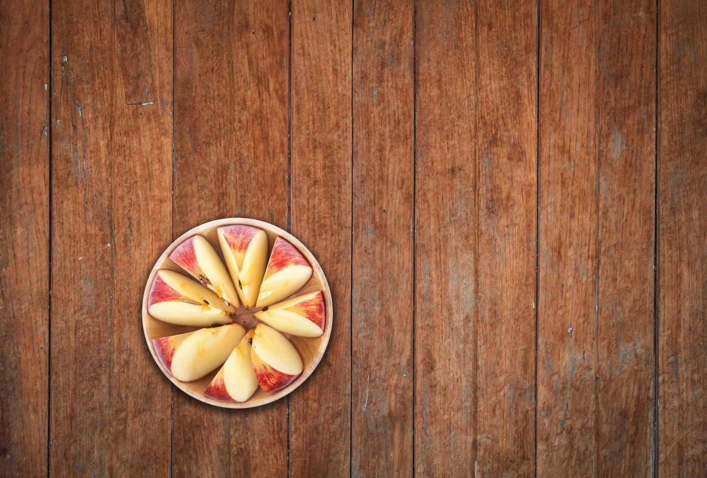 bovenaanzicht van gesneden appels op houten achtergrond foto