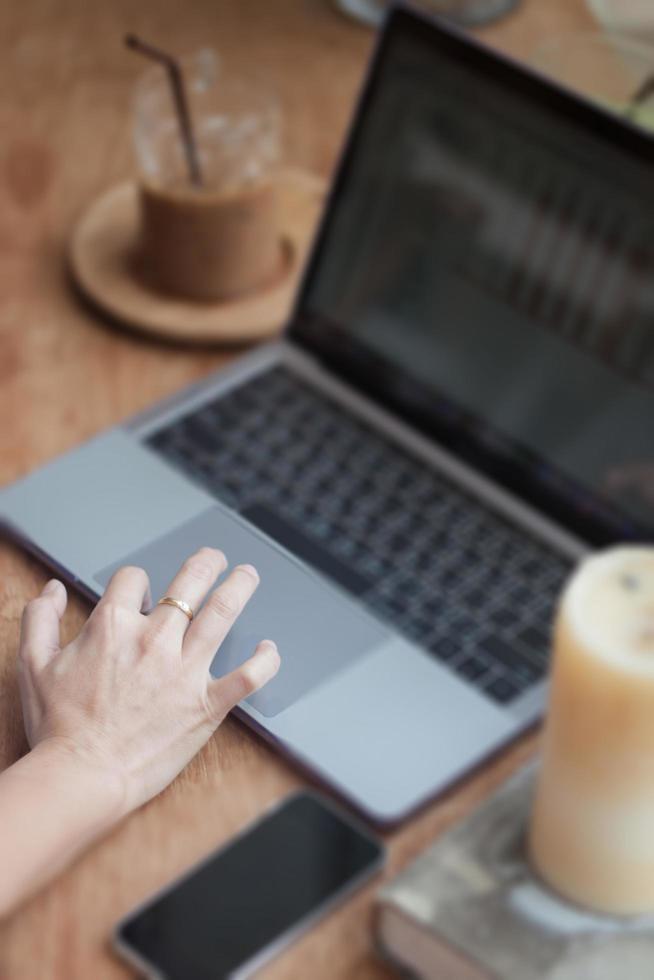 close-up van een vrouw die werkt in een coffeeshop foto