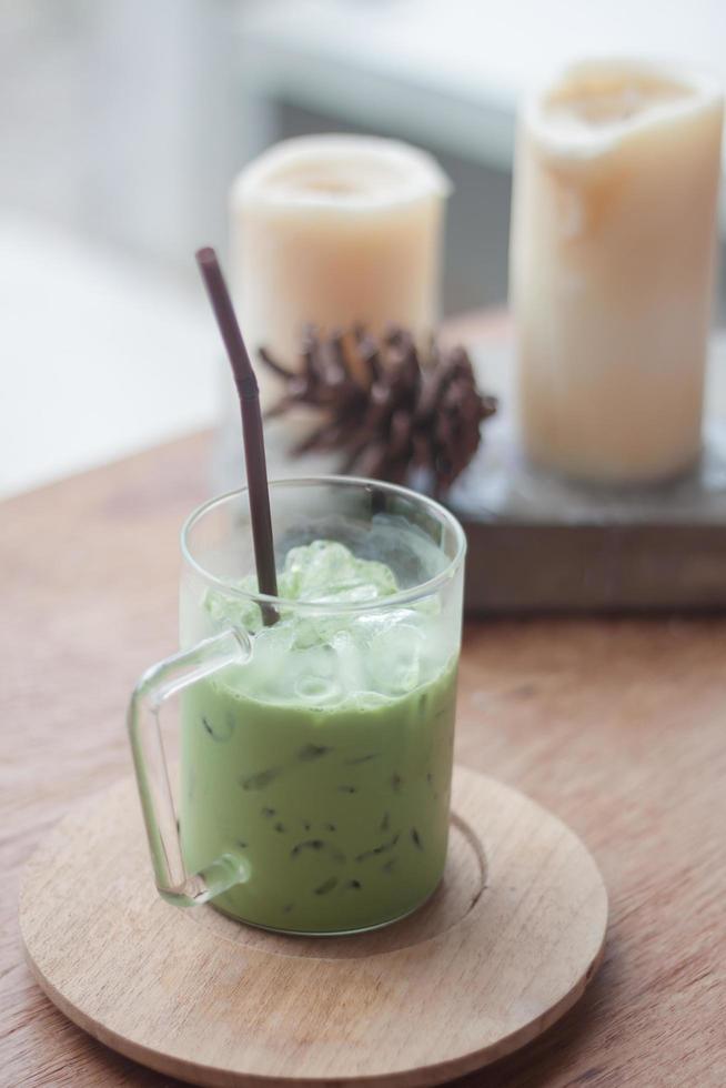 ijsthee groene thee latte met kaarsen foto