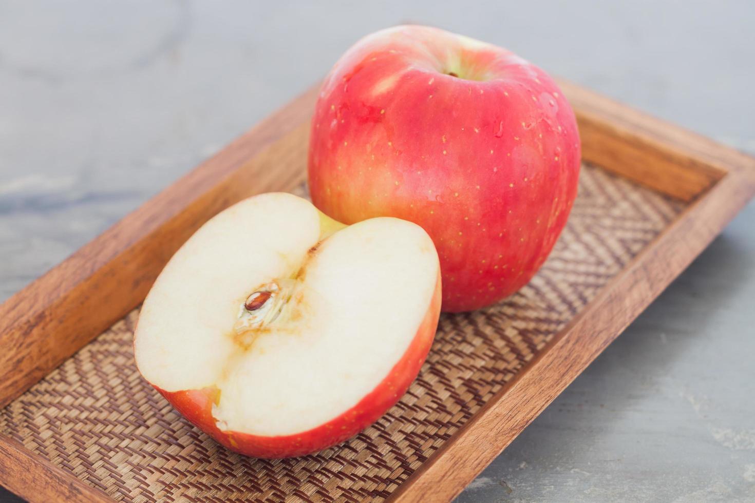 rode appels op een houten dienblad foto