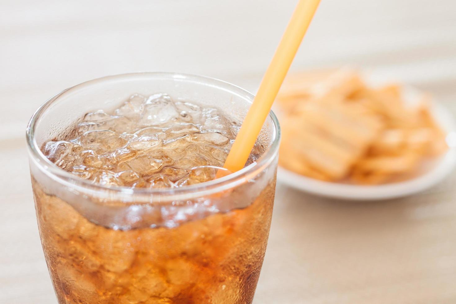 glas frisdrank met snack op een bord foto