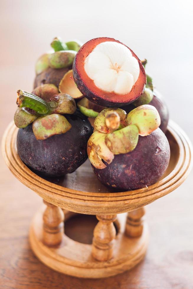 groep mangosteen op een houten dienblad foto