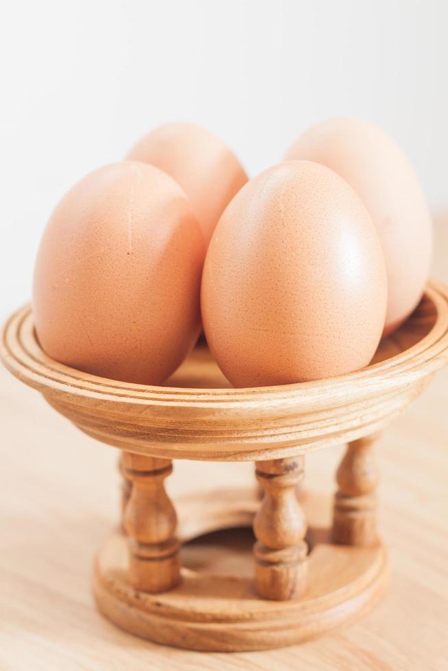 bruine eieren op een standaard foto