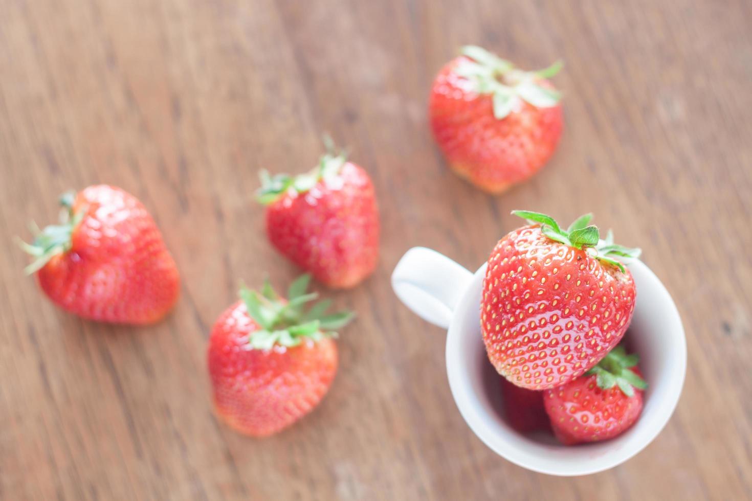 verse aardbeien op een houten tafel foto