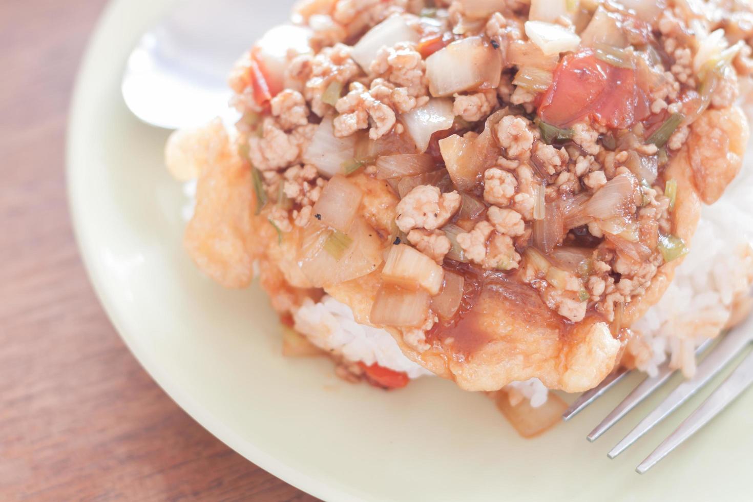 gebakken varkensvlees en tomatensaus foto