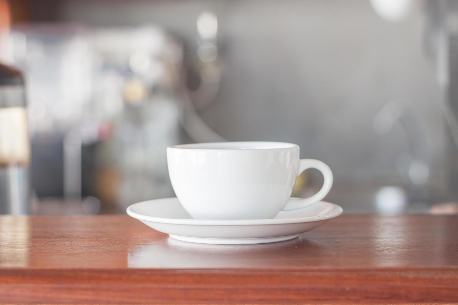 witte koffiekopje in coffeeshop foto