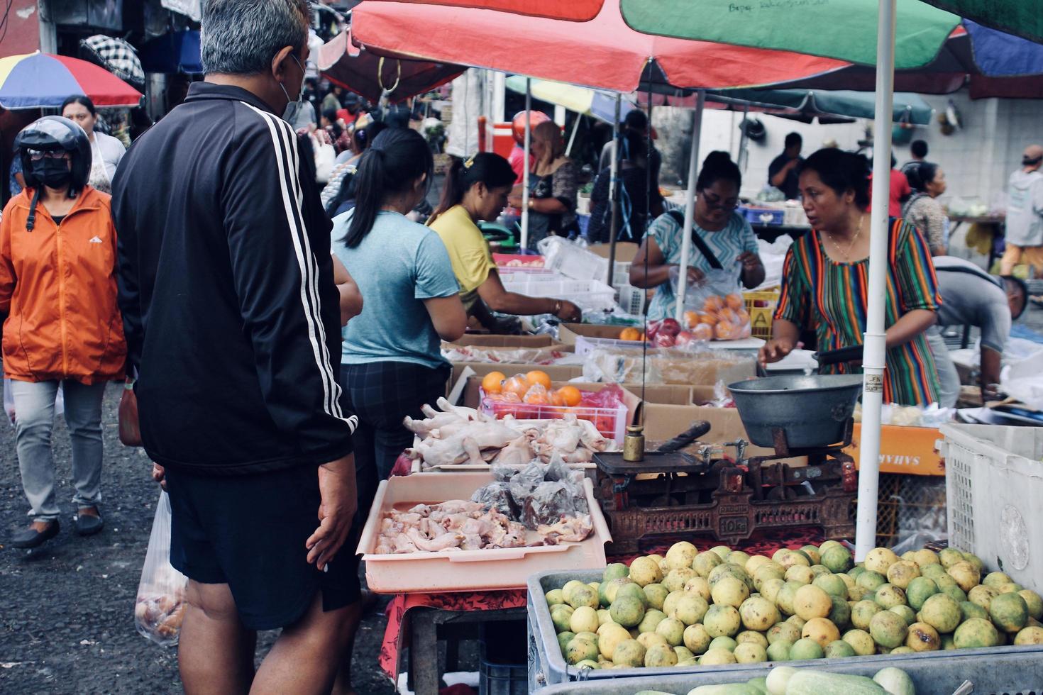 badung Bali januari 13 2023 een koper is gezien buying vers fruit en groenten Bij een traditioneel markt in Bali foto