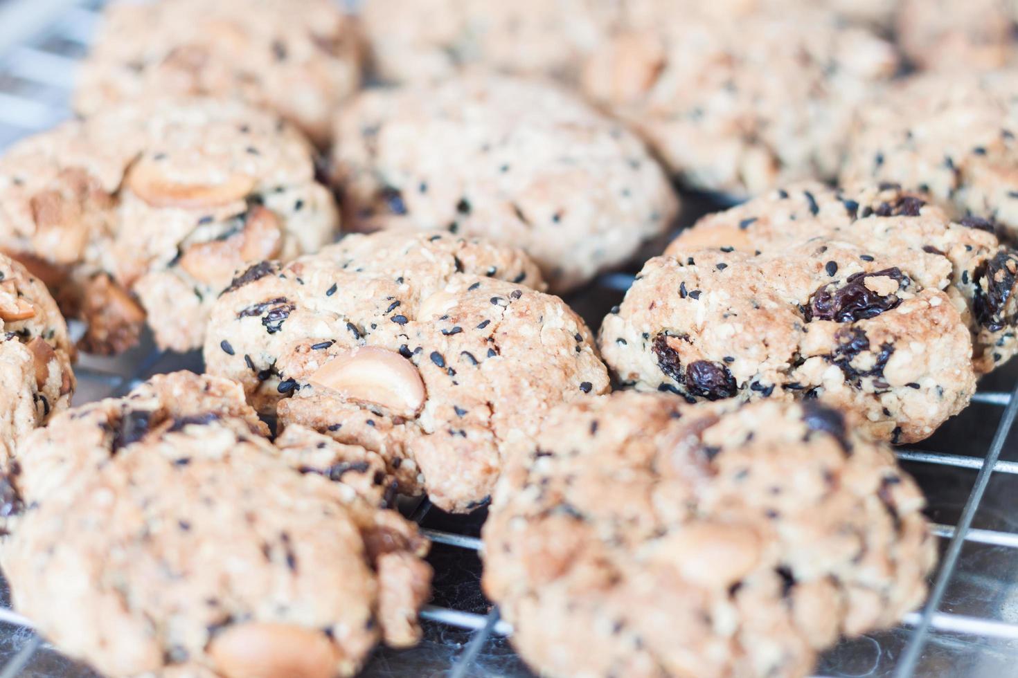 close-up van gemengde nootkoekjes die op een rek koelen foto