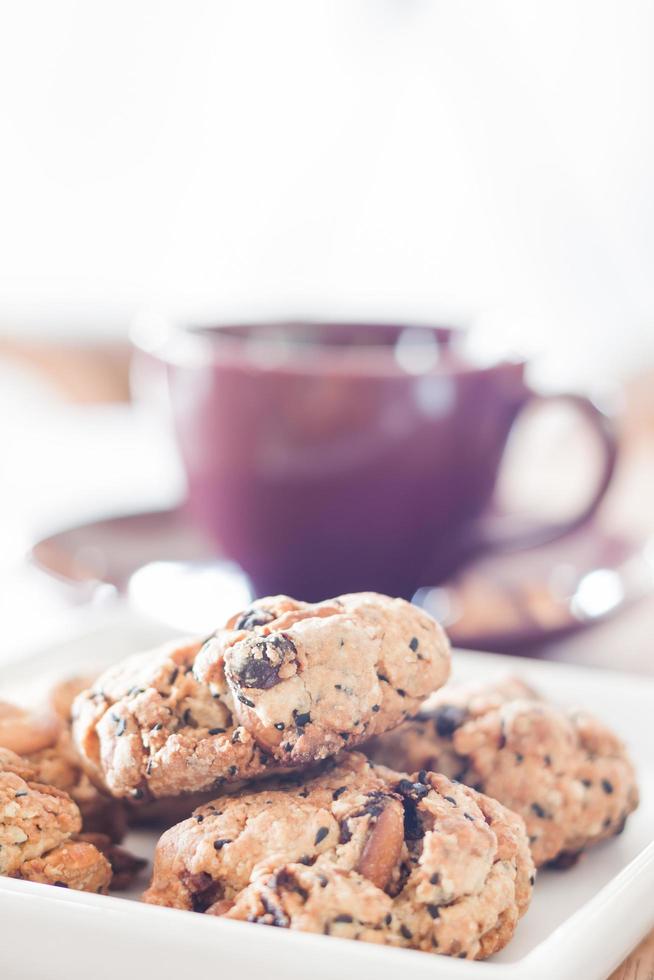 close-up van granen koekjes met een violet koffiekopje foto