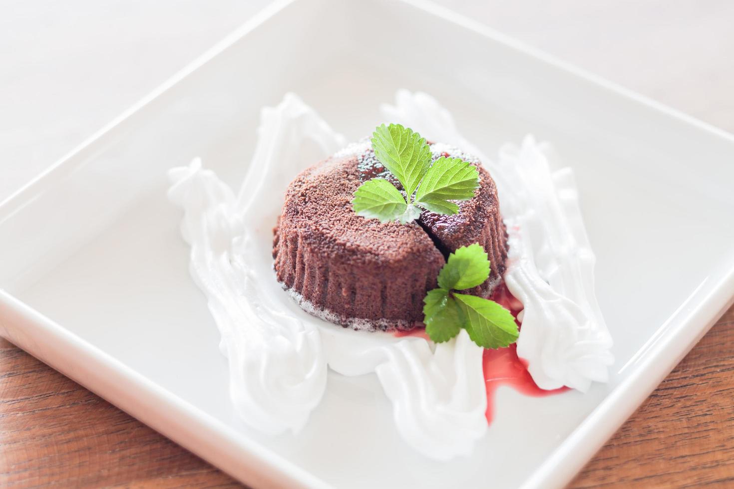 chocolade lavacake met aardbeiensaus foto