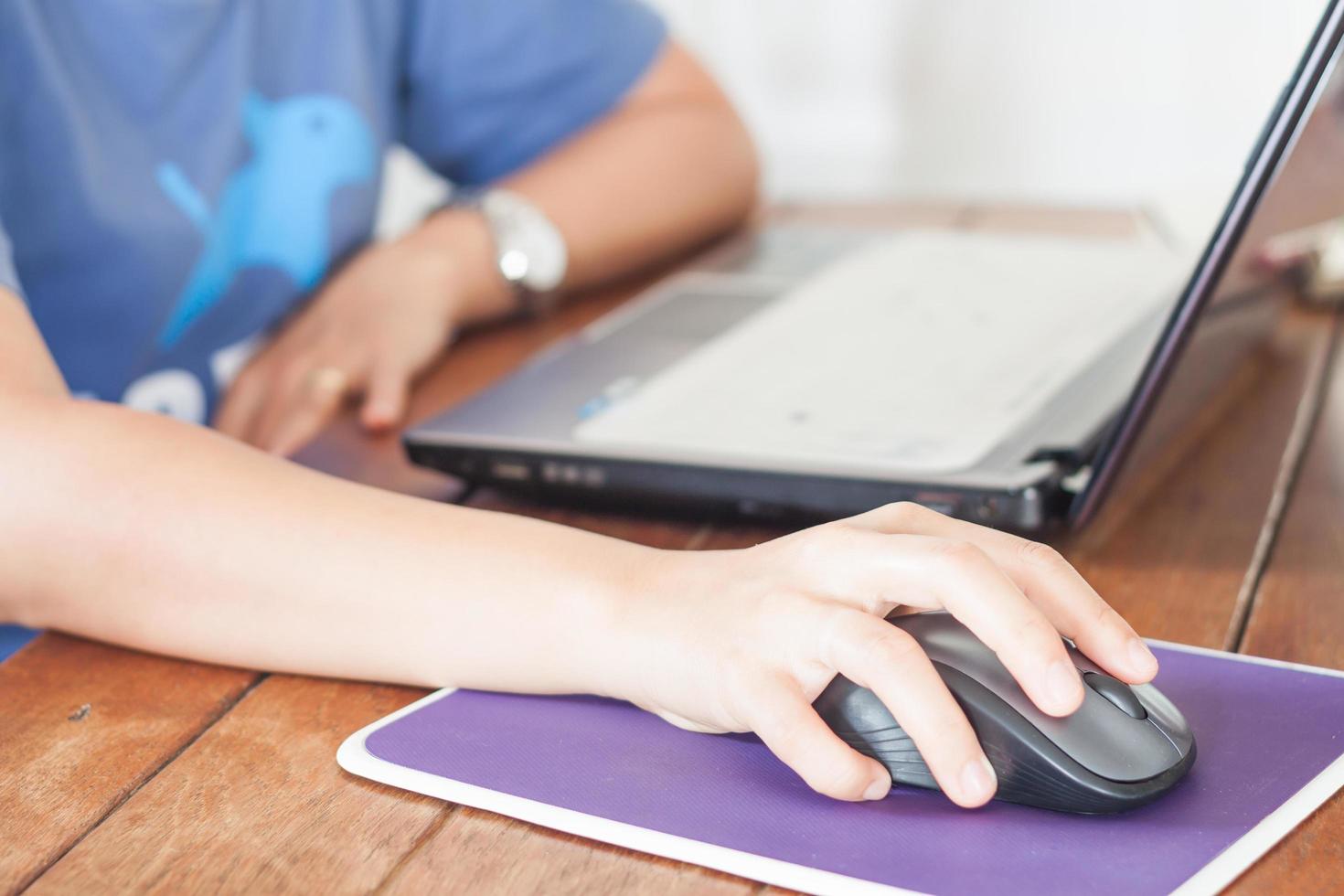 vrouw die op een laptop werkt foto