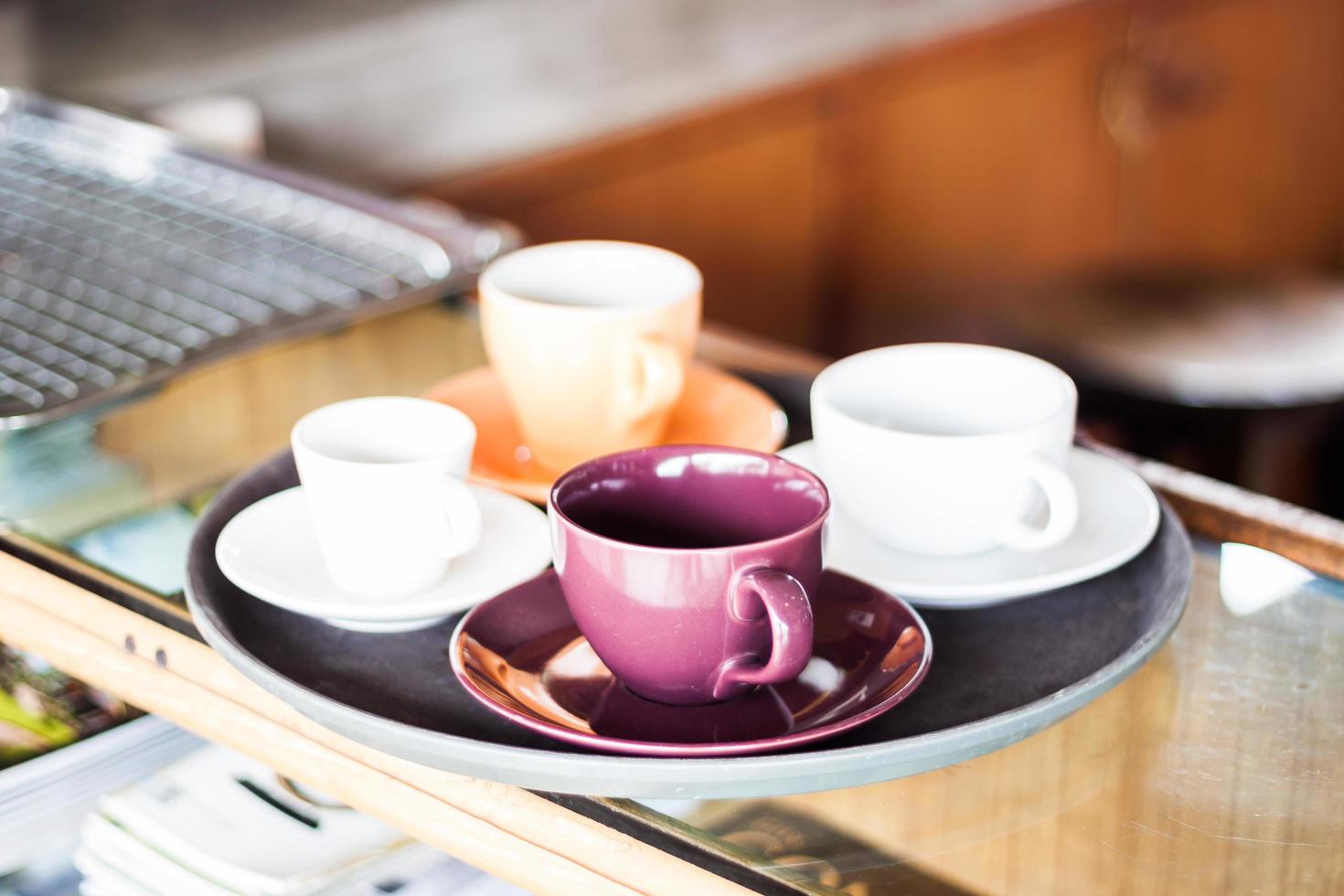 dienblad met koffie op een aanrecht foto