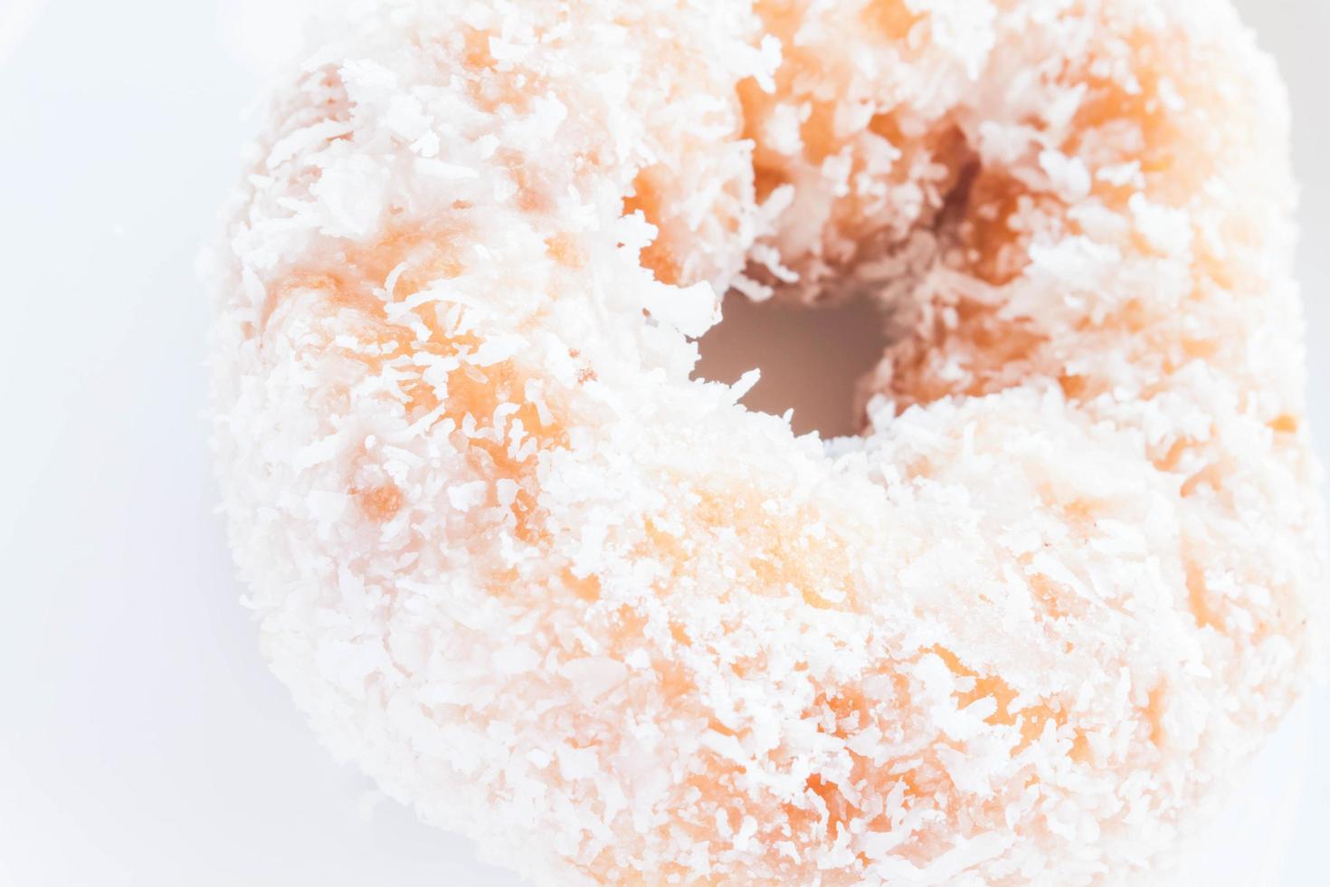 close-up van een donut bedekt met kokosvlokken foto